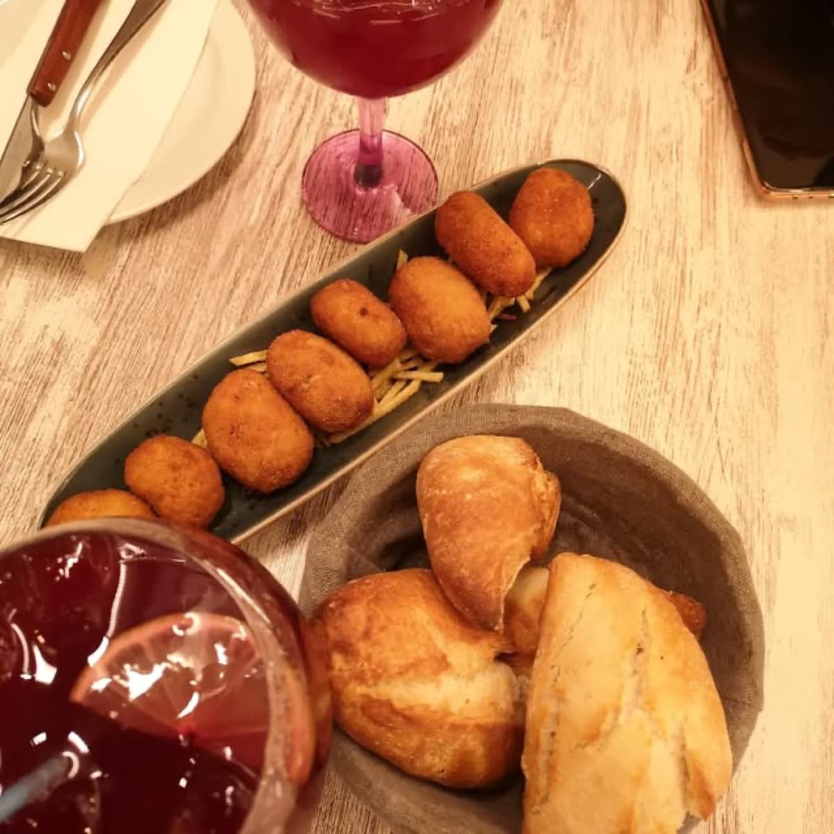 Croquetas caseras y pan con sangría en El Capote
