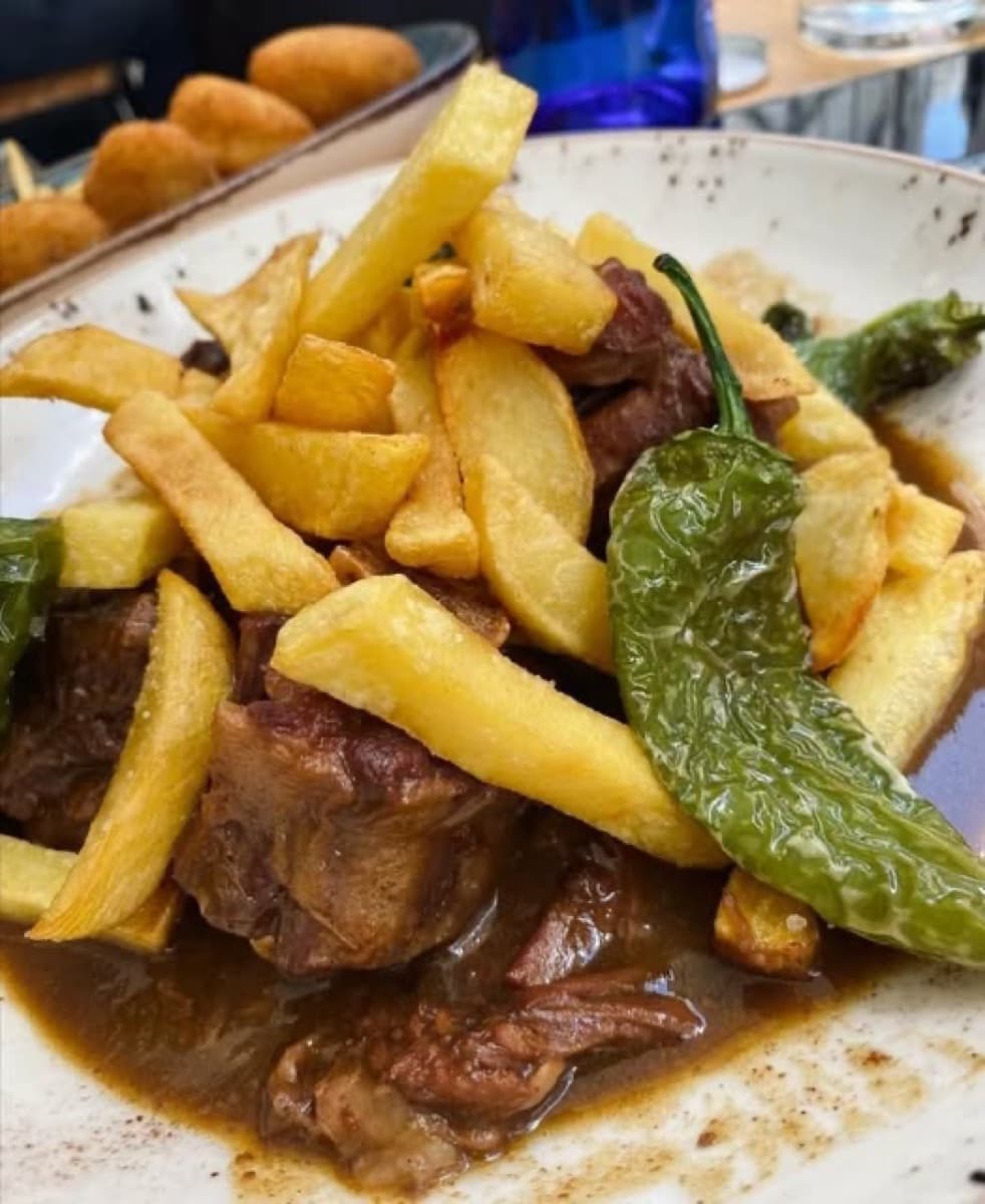 Rabo de toro con patatas, plato de El Capote en Ventas
