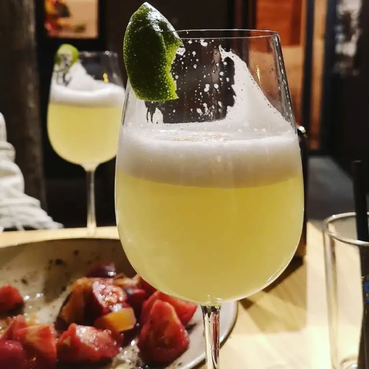 Tinto de verano bien frío con ensalada de tomate en El Capote